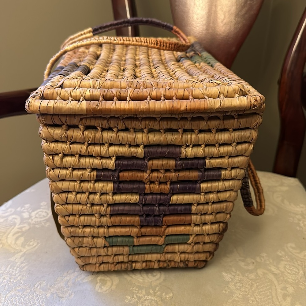 Gorgeous 1950s handmade, hand-painted woven bamboo, straw, wicker bag w/handles - Picture 4 of 13